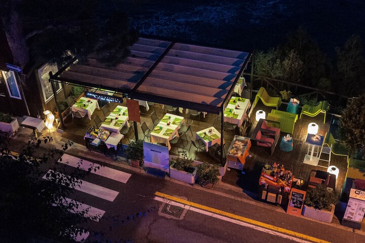 Dining 27 of 40