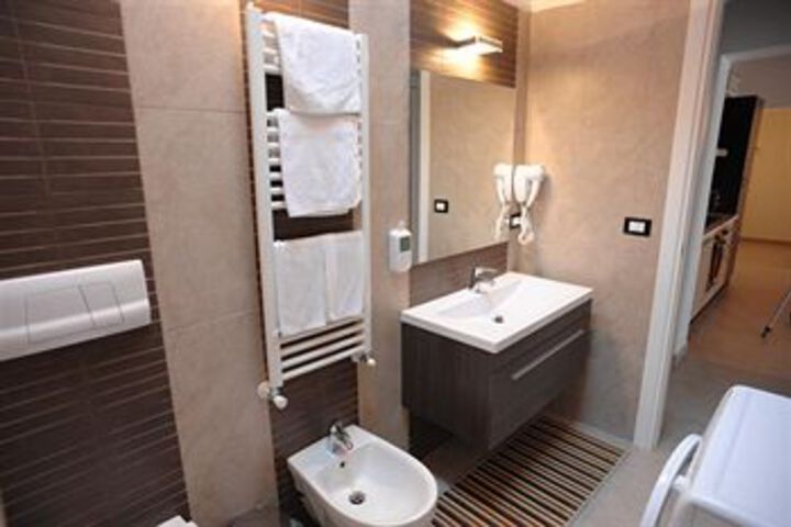 Room 2 of 25