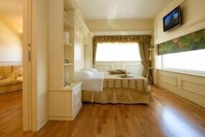 Room 5 of 32