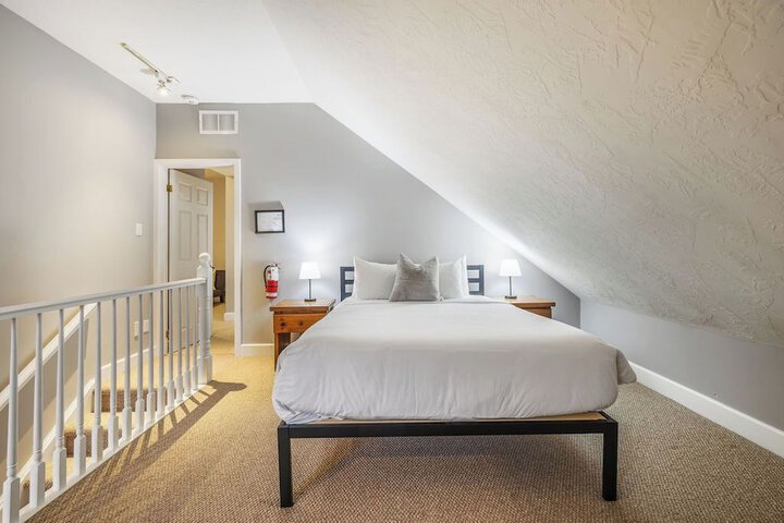 Room 9 of 42