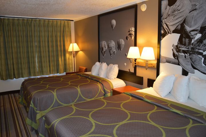 2 Queen Beds (8 of 17)