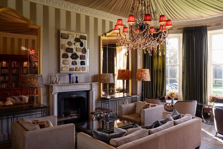 Lounge 84 of 103