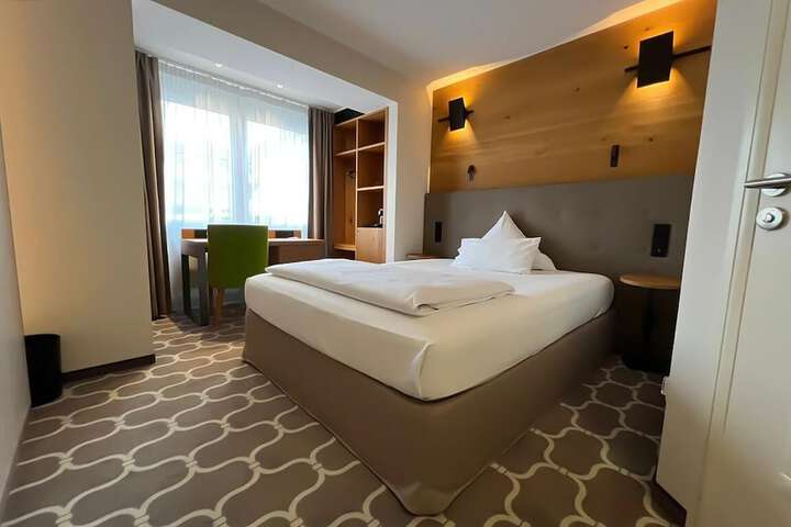 Room 49 of 233