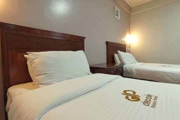 Room 10 of 32