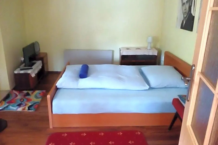 Room 8 of 11