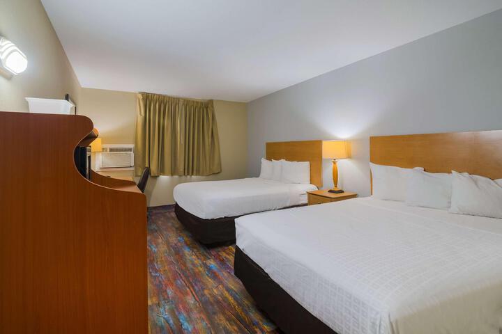 1 Queen Bed (17 of 30)