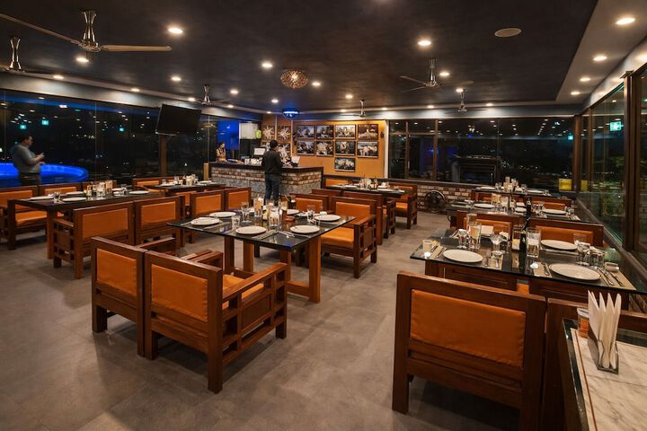 Dining 19 of 28
