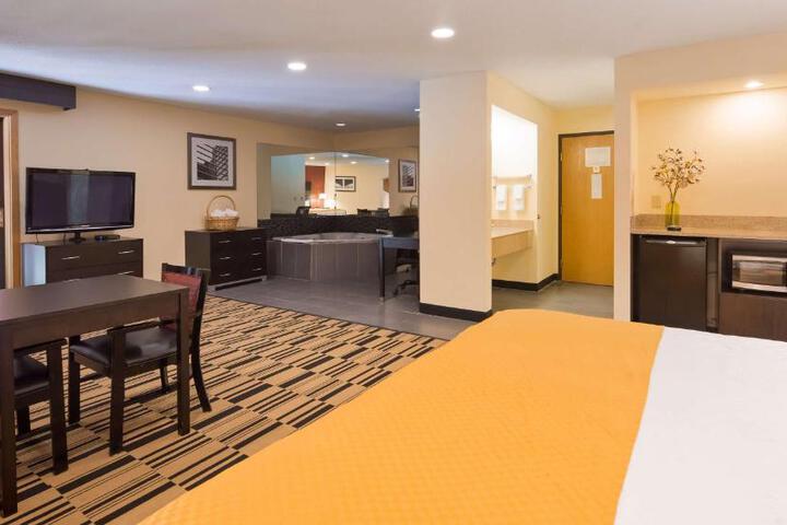 1 King Bed Microwave and Refrigerator WiFi Full Breakfast (2 of 20)