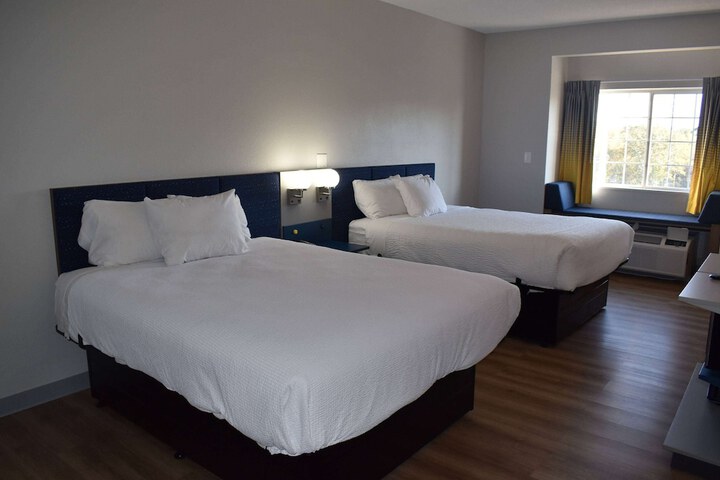 1 Queen Bed Deluxe Accessible Room (6 of 28)