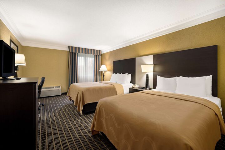 2 Double Beds (12 of 29)