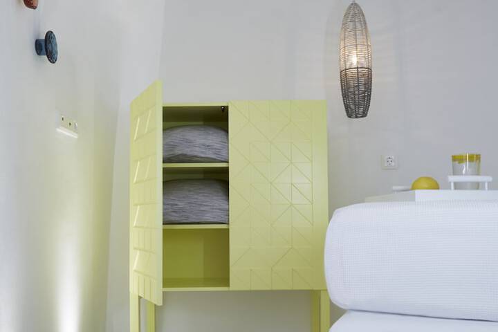 Room 2 of 72