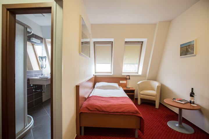 Room 4 of 43
