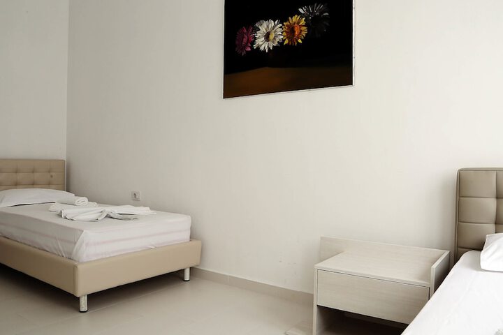 Room 9 of 163