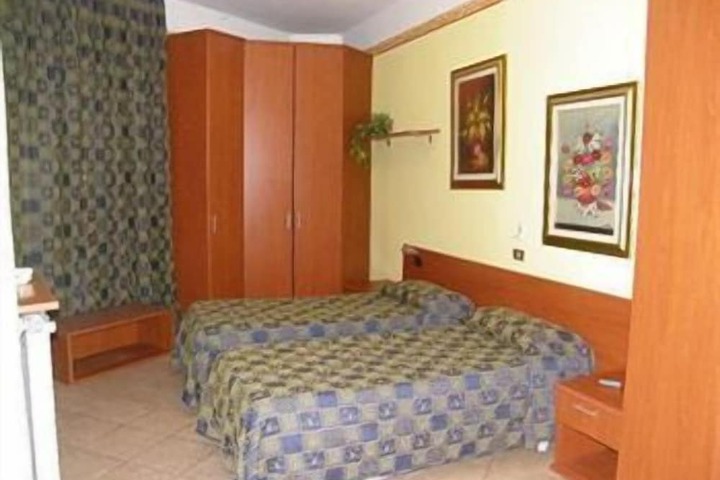 Room 10 of 33