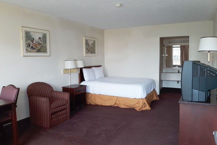 Exterior of Hotel Candlelight by OYO Rooms
