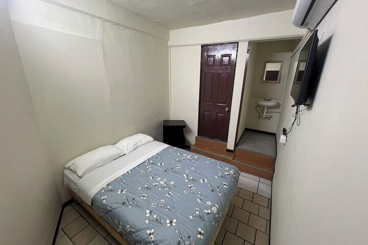 Room 5 of 8