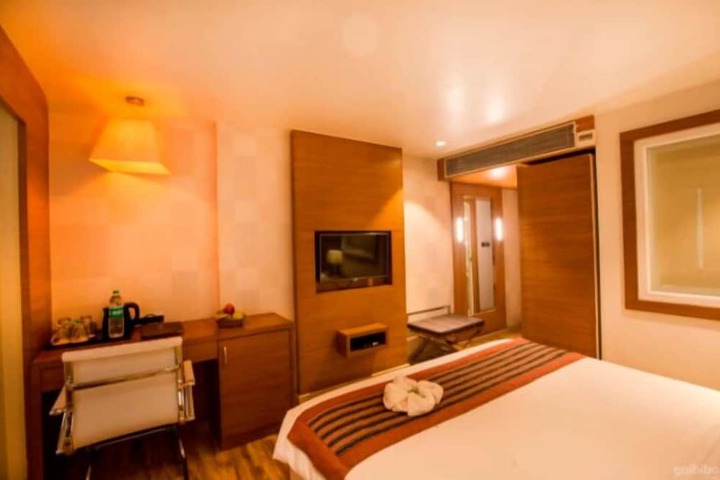Room 12 of 30