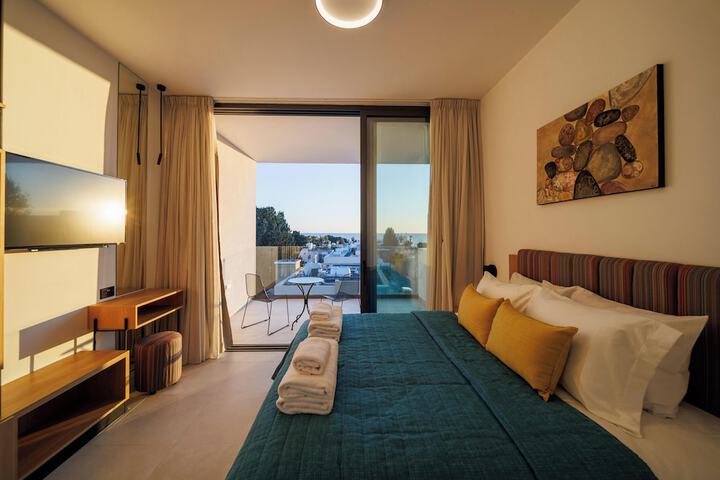 Room 4 of 52