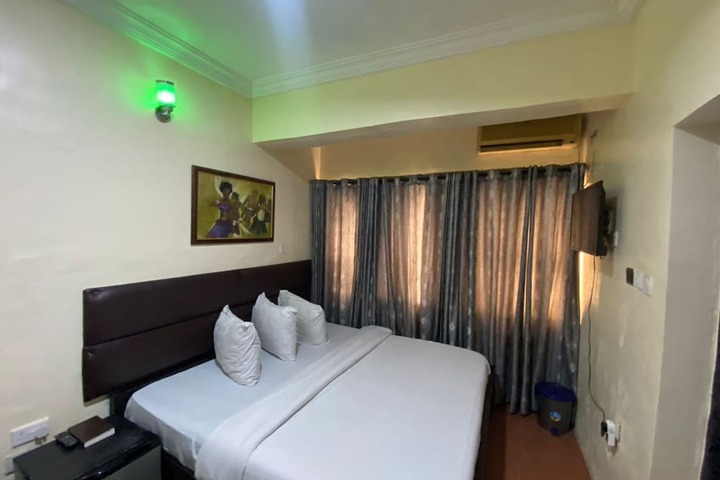 Room 7 of 14