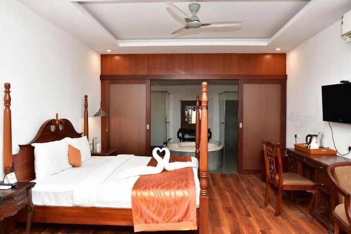 Room 32 of 80