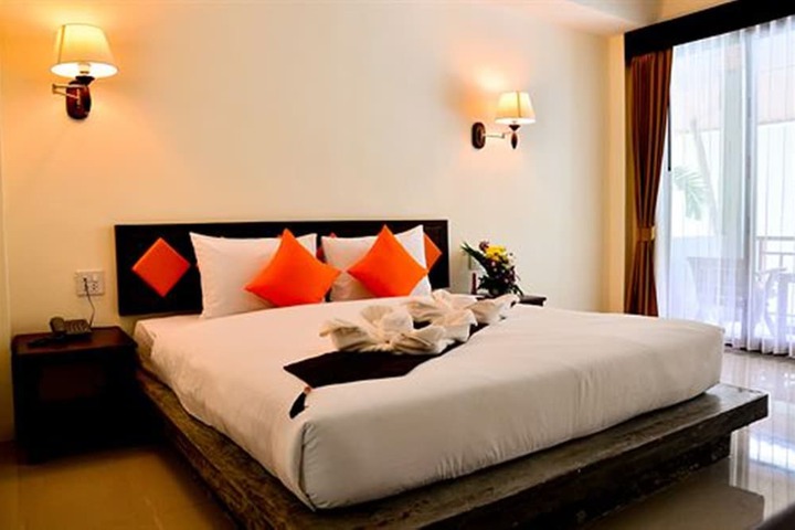 Room 10 of 80