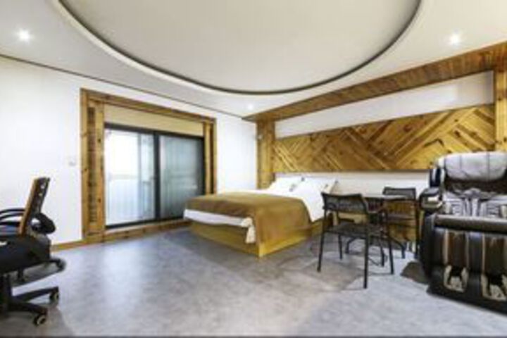 Room 5 of 7