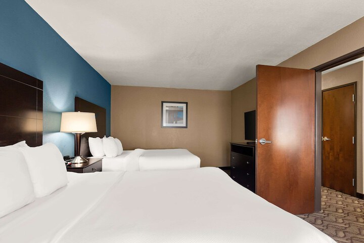 Suite 2 Queen Beds (3 of 19)