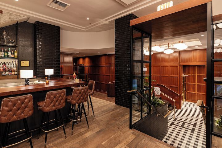 Lounge 70 of 93