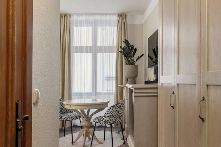 Room 43 of 118