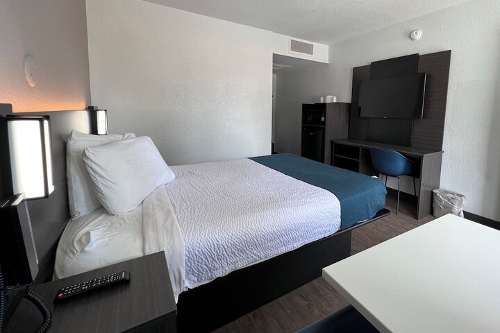 1 Queen Bed (10 of 10)