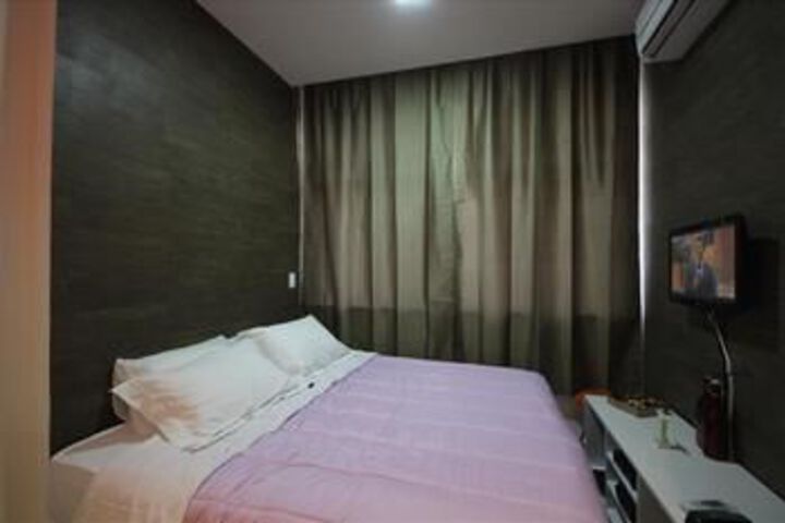 Room 9 of 16