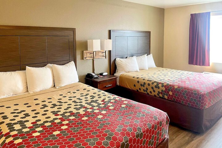 1 Queen Bed (11 of 12)