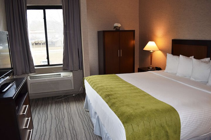 1 King Bed (3 of 11)