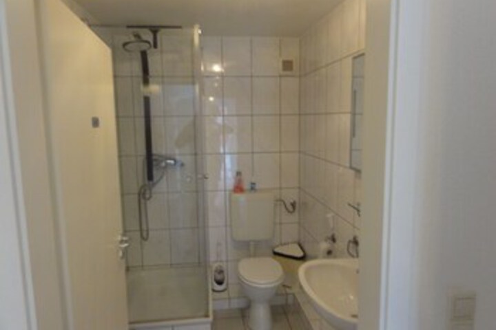 Room 4 of 25