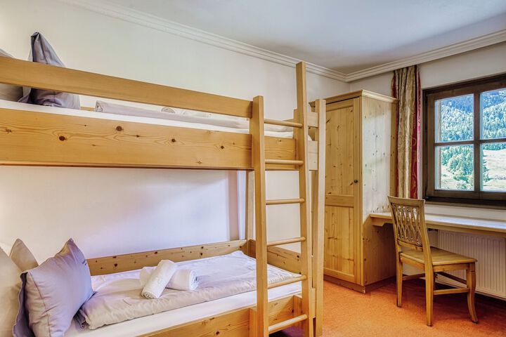 Room 52 of 212