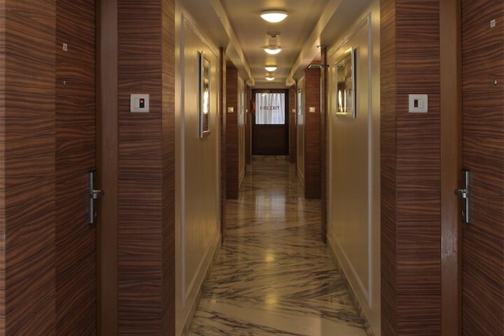 Ballroom/Hall 19 of 22