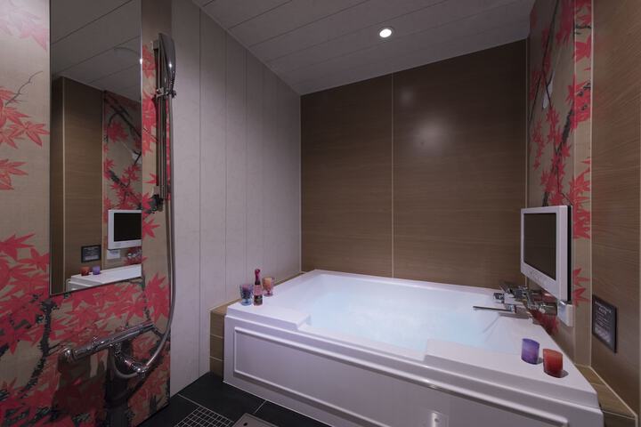 Room 10 of 12