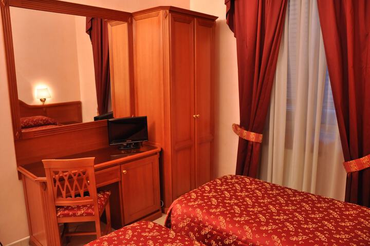 Room 6 of 24
