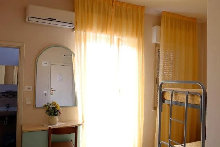 Room 6 of 14