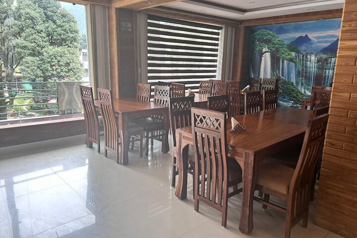 Dining 10 of 12