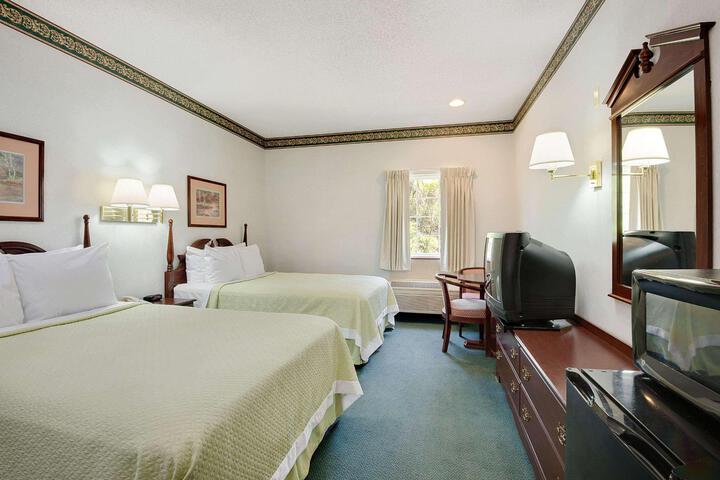 2 Double Beds (3 of 6)
