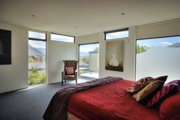 Room 4 of 9