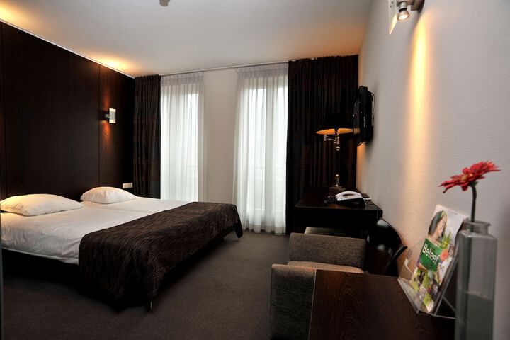 Room 26 of 106