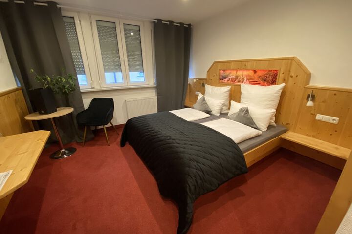 Room 10 of 33