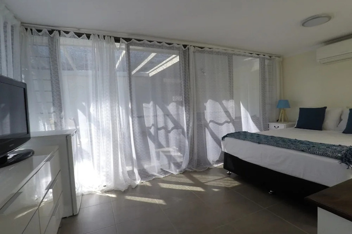 Room 6 of 13