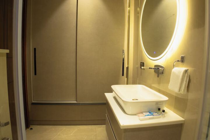 Room 33 of 47