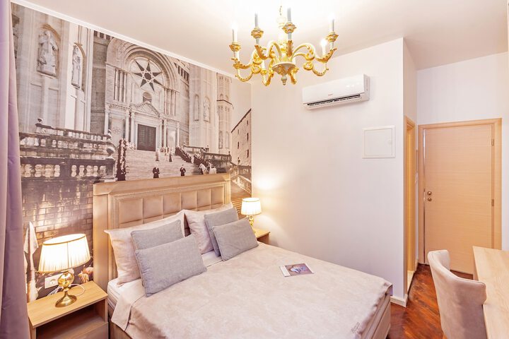 Room 7 of 28