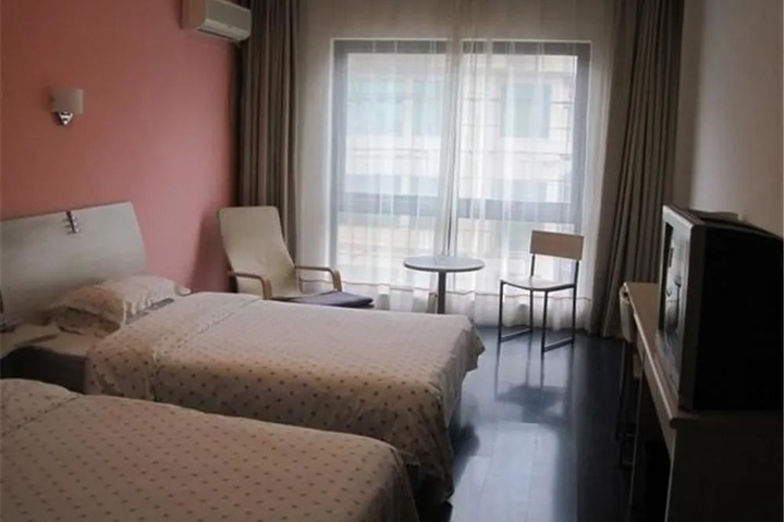 Room 6 of 9