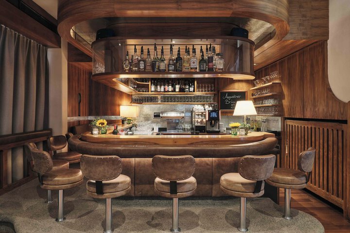 Lounge 61 of 77