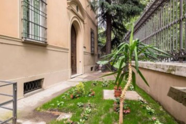 Exterior of IRNERIO 1471 BOLOGNA HLD 34482